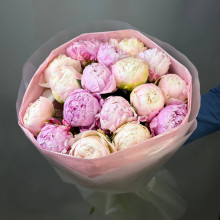 Букет из 15 пионов бело-розовый