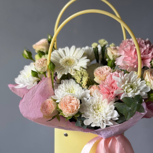 Композиция хризантема, роза, гвоздика, гербера и эвкалипт в сумочке