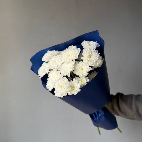 Букет из 3 кустовых хризантем в синей упаковке