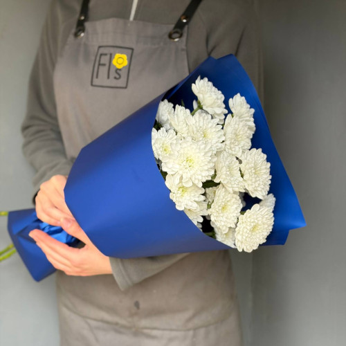 Букет из 3 кустовых хризантем в синей упаковке